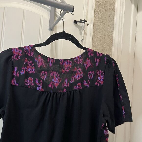 A Common Thread Black Pink Floral Embroidered Split Neck Short Sleeve Top Size M - Picture 8 of 10